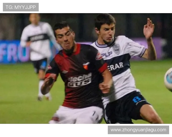 拉普拉塔大学生队大巴被砸伤人